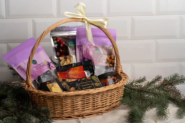 Coș Cadou 7 Produse Naturale, Prune Deshidratate, Mere, Caise, Ananas, Mix pentru Vin Fiert și Ciocolată